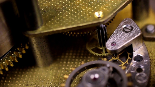 齿轮机构的旧时钟特写。视频素材