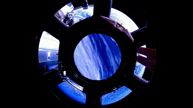 2视频三机一体。从国际空间站上看到的地球。地球通过国际空间站的舷窗。这段视频由美国宇航局提供。视频素材