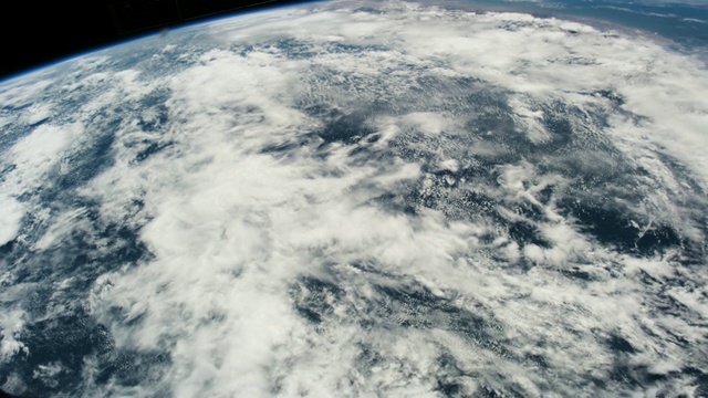 从国际空间站上看到的地球。从太空观察美丽的地球。美国宇航局延时从太空拍摄地球。这段视频由美国宇航局提供。视频素材