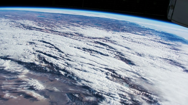 从国际空间站上看到的地球。这段视频由美国宇航局提供。视频素材