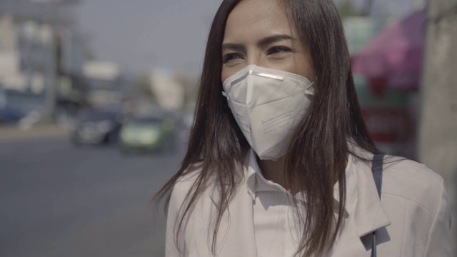 亚洲女性要去工作。她戴着N95口罩。防止PM2.5粉尘和雾霾。她是咳嗽视频下载