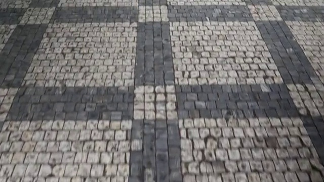 未分级的近距离行走在布拉格的街道石头视频下载