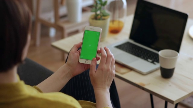 女性在家里使用和使用智能手机绿色屏幕视频下载
