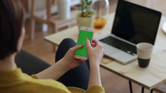 女性在家里使用和使用智能手机绿色屏幕视频下载