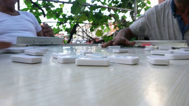 四名古巴老人在哈瓦那露天玩多米诺骨牌视频下载