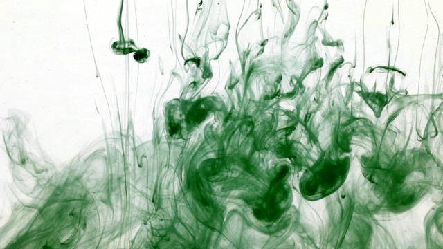 许多颜料在水中流淌，绿色的墨水。视频素材