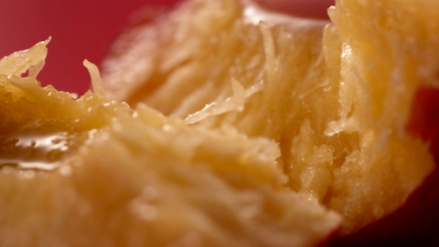 熟透多汁的桃子切成两半。大特写镜头视频素材