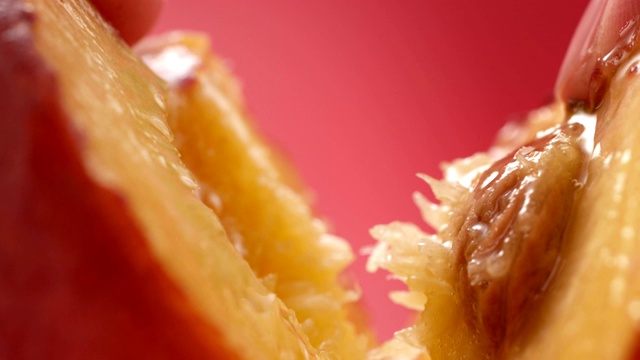熟透多汁的桃子切成两半。大特写镜头视频下载