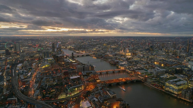 伦敦威斯敏斯特的天际线和泰晤士河的黄昏，4k延时视频素材