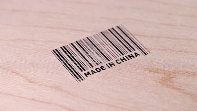 男子把条形码印在中国制造的木箱上视频下载