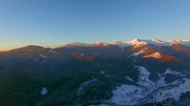 鸟瞰图的早晨在冬季山脉视频素材