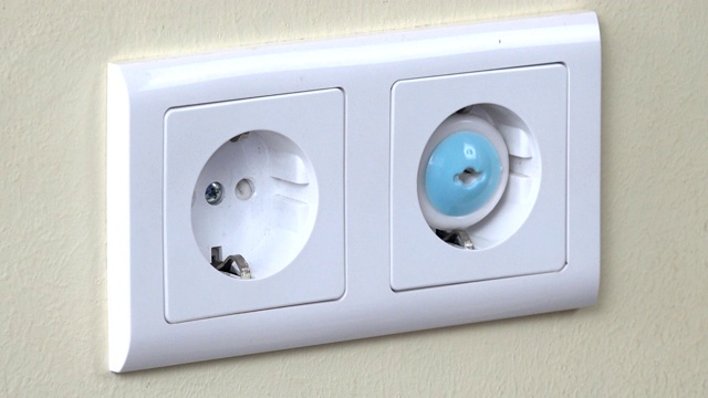 用手从电源插座上取下安全插头并插入插头线视频素材