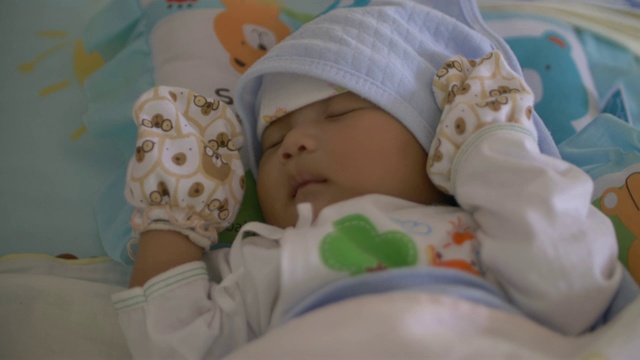 SLO MO在家里睡觉的婴儿视频下载