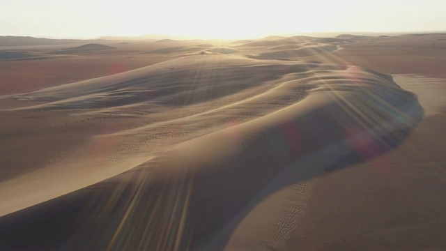 4K日落鸟瞰纳米布沙漠沙丘，骷髅海岸，纳米比亚视频素材