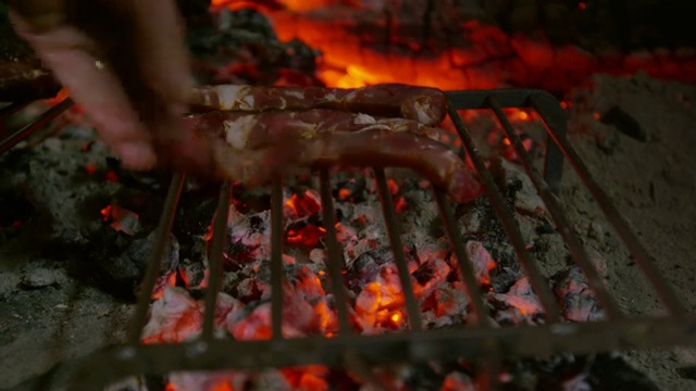 切香肠?在葡萄牙马塞多德卡瓦列罗斯的烧烤架上视频素材
