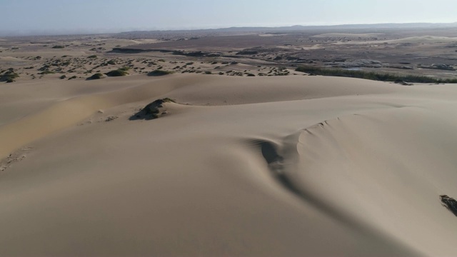4K空中飞行在纳米比亚骷髅海岸纳米布沙漠的贫瘠景观和沙丘的视图视频素材