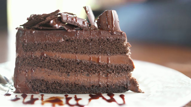 正在切巧克力蛋糕，4K视频下载