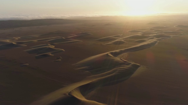 4K空中日落缩小了纳米比亚骷髅海岸纳米布沙漠美丽沙丘的视野视频素材