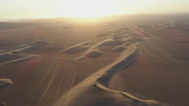 4K空中日落飞过纳米比亚骷髅海岸纳米布沙漠美丽的沙丘视频素材