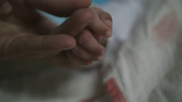 SLO MO，母亲牵着新生婴儿的手视频素材