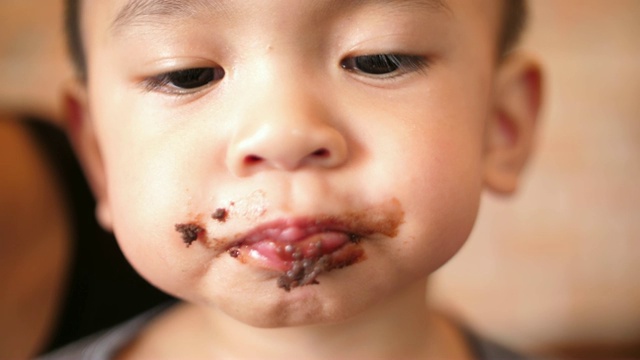 小男孩在吃巧克力蛋糕视频素材