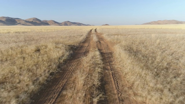 纳米比亚纳米布沙漠Koakoland大草原地区的一条沙地公路的4K空中特写镜头视频素材