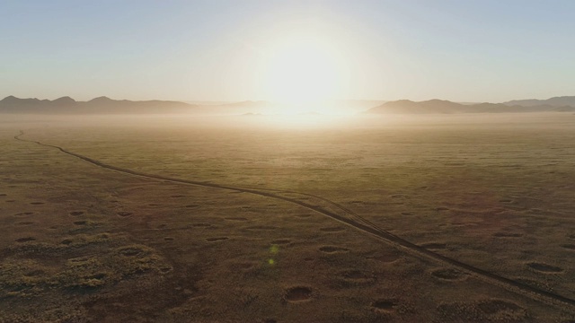 4K高空缩放在纳米比亚沙漠的Koakoland大草原地区日落视图显示著名的仙女圈，纳米比亚视频素材