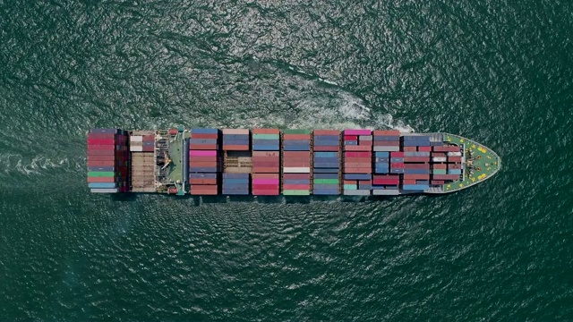 鸟瞰图集装箱船在海上搬运集装箱，用于物流，海运，进出口或运输。视频素材