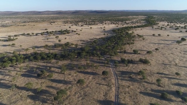 纳米比亚非洲大草原的4K鸟瞰图视频素材