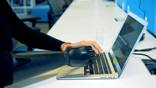 人工和人的手打字键盘。机械半机械臂概念。视频素材