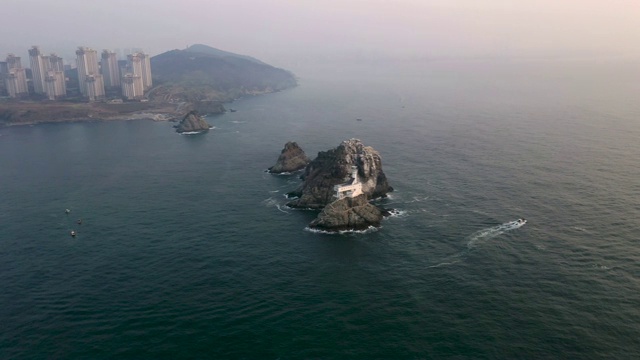 在釜山的南部海岸可以看到Oryukdo岛和龙河洞的公寓视频下载