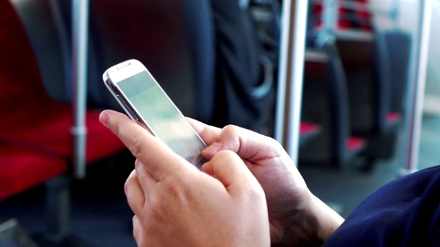 一个女人在公交车上用手机发短信，慢镜头120帧/秒视频素材