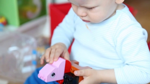 2-3岁的小孩在家玩乐高玩具视频下载