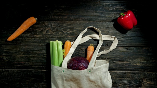蔬菜爬出购物袋视频素材