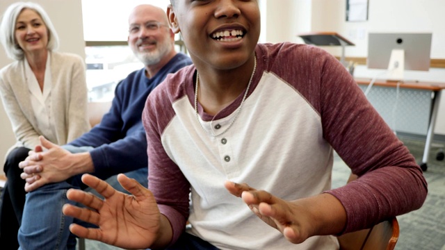 一个自信的非裔美国少年在互助小组会议上讨论了一些事情视频素材
