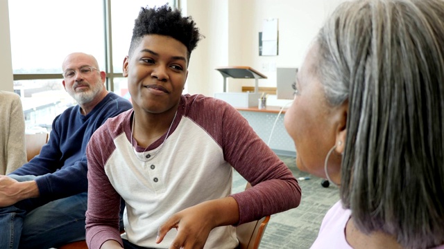 一个非洲裔美国少年在小组讨论中与他的祖母交谈视频素材