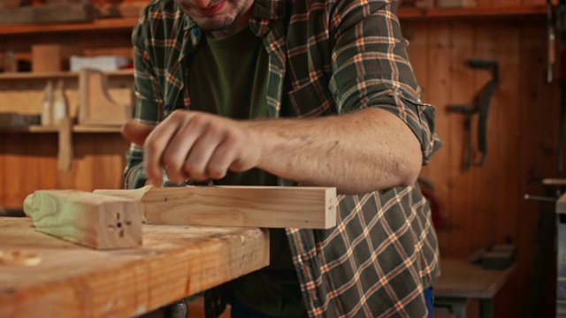 男木匠，用锉刀塑造他工件的一部分视频素材