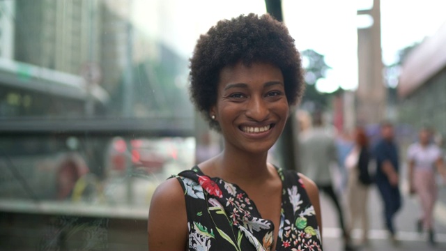 年轻女商人的城市肖像视频素材