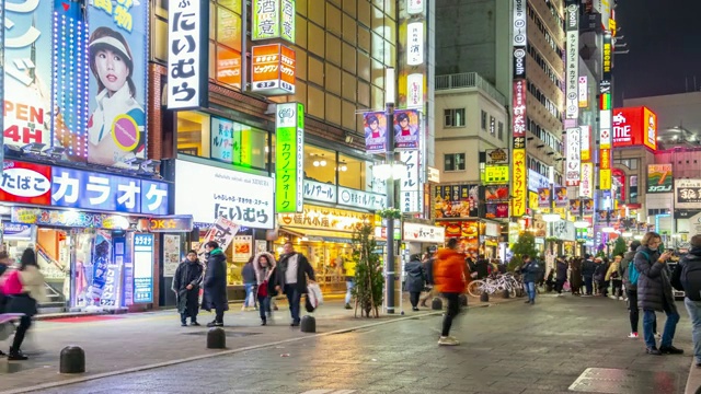 4K时间推移-缩小人群在新宿地区的夜晚行走-日本东京视频素材