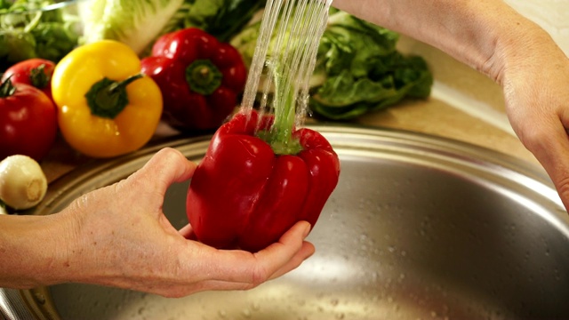 在厨房水槽中手洗灯笼椒蔬菜视频下载