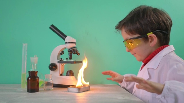 小男孩正在用火做化学实验视频下载