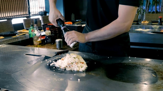 专业厨师实时制作日本料理的过程视频素材