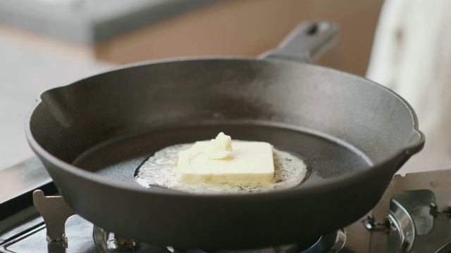 在平底锅中融化黄油用于烹饪视频素材