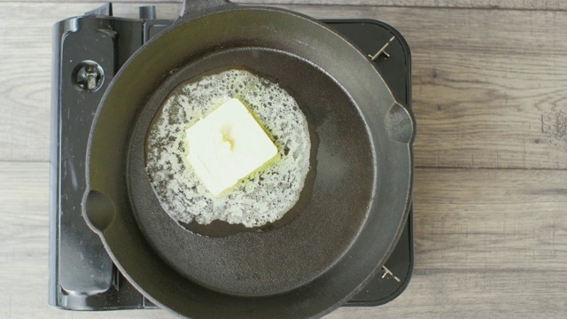 在平底锅中融化黄油用于烹饪视频素材
