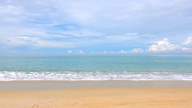 完美的白色沙滩，海浪和云彩视频素材