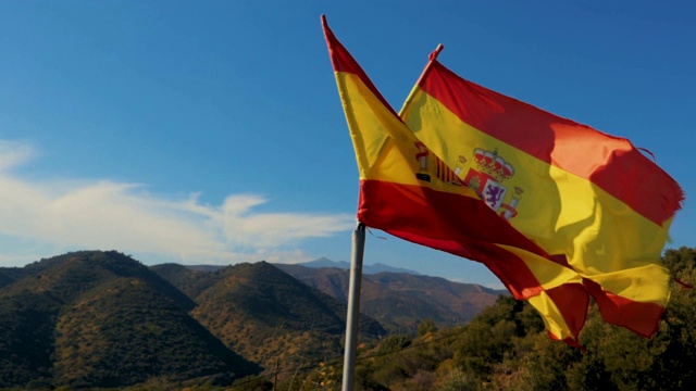 在慢镜头中撕裂的西班牙国旗飘扬视频素材