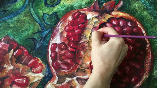 石榴画家用画笔，丙烯颜料作画。Сreator用颜料和笔触创作了一件艺术品视频下载