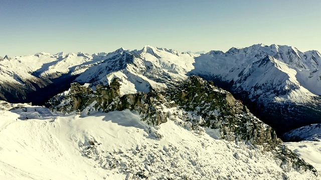意大利阿尔卑斯山的鸟瞰图。白雪皑皑的山峰和绿色的山谷视频素材