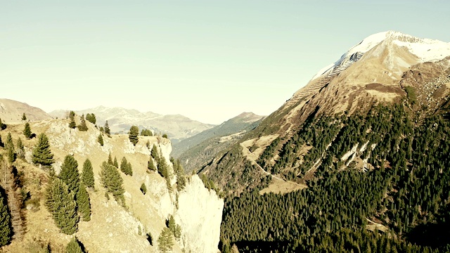 意大利阿尔卑斯山的鸟瞰图。白雪皑皑的山峰和绿色的山谷视频素材