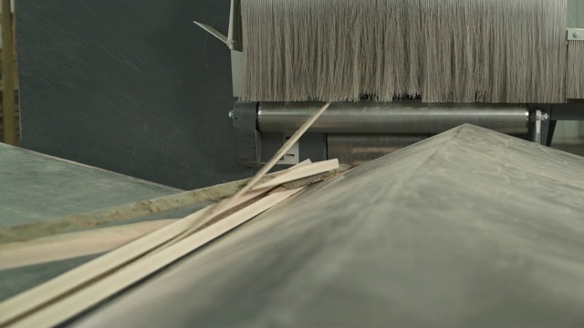 一个由工业自动切片系统切割的木片的特写演示。视频素材